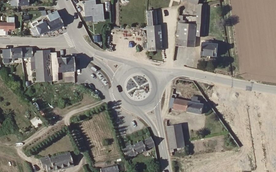 Vue aérienne du Rond-point anonyme n°61983994
