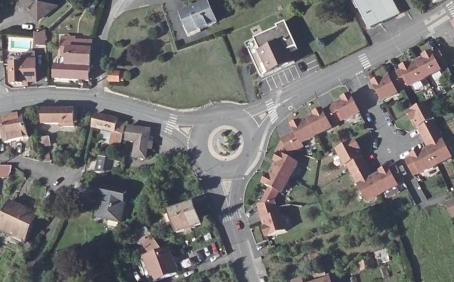 Vue aérienne du Rond-point anonyme n°61985117