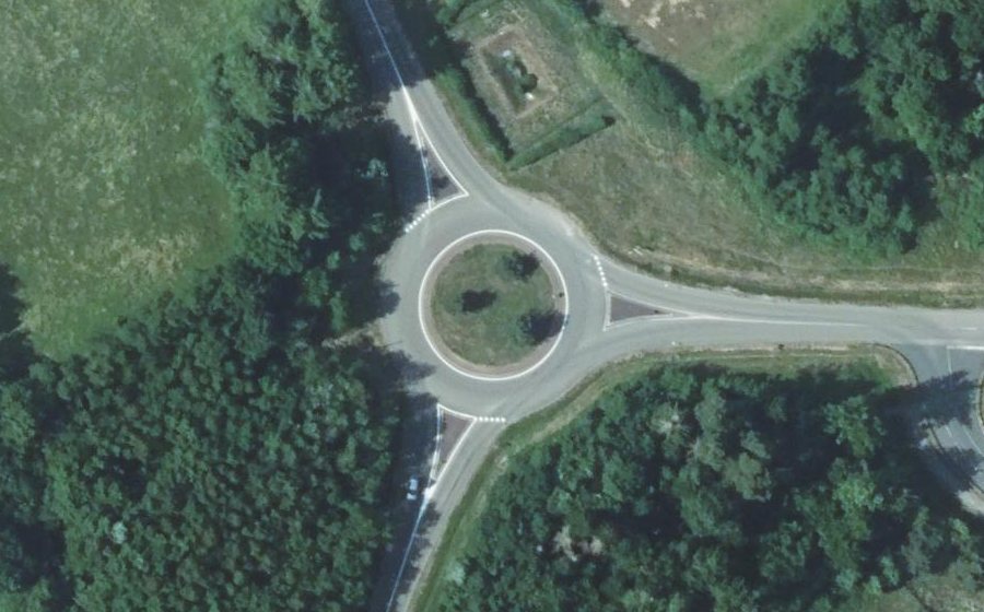 Vue aérienne du Rond-point anonyme n°61986337