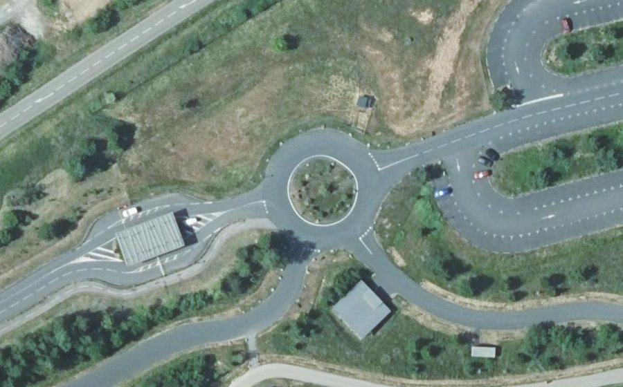 Vue aérienne du Rond-point anonyme n°61986371