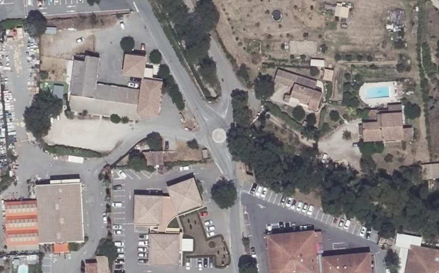 Vue aérienne du Rond-point anonyme n°619911368