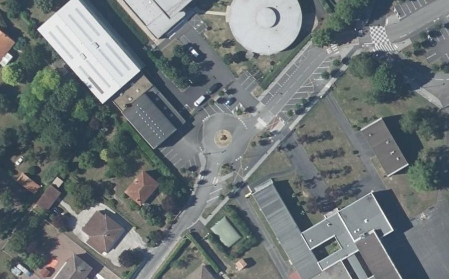 Vue aérienne du Rond-point anonyme n°620059455