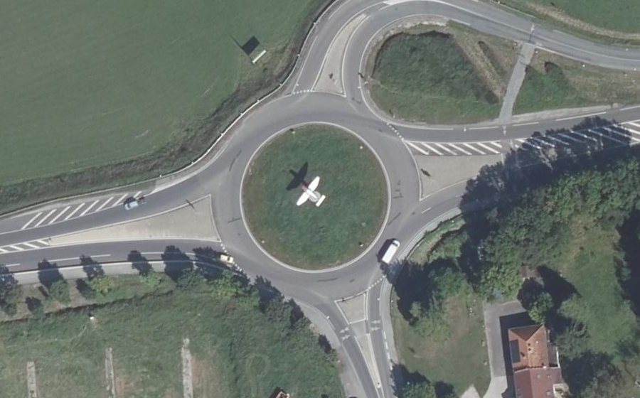 Vue aérienne du Rond-point anonyme n°620068713