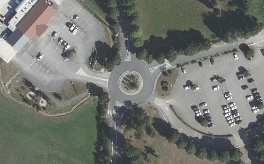 Vue aérienne du Rond-point anonyme n°620068753