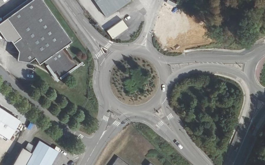 Vue aérienne du Rond-point anonyme n°620068773