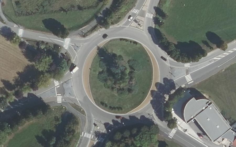 Vue aérienne du Rond-point anonyme n°620068795