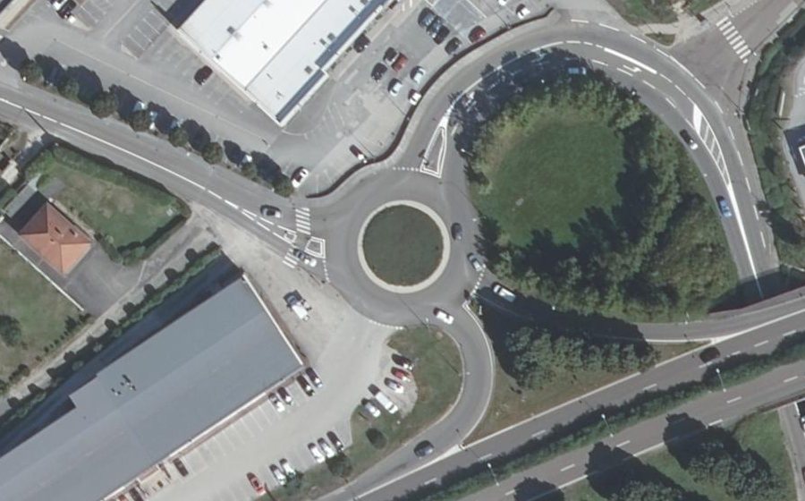 Vue aérienne du Rond-point anonyme n°620068809