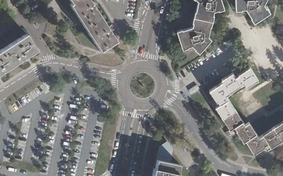 Vue aérienne du Rond-point anonyme n°620068936