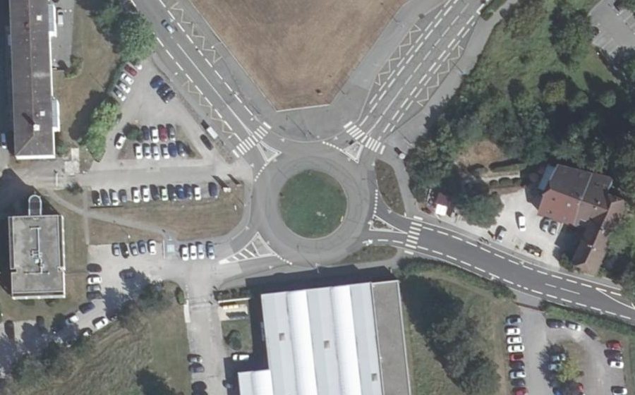 Vue aérienne du Rond-point anonyme n°620069072