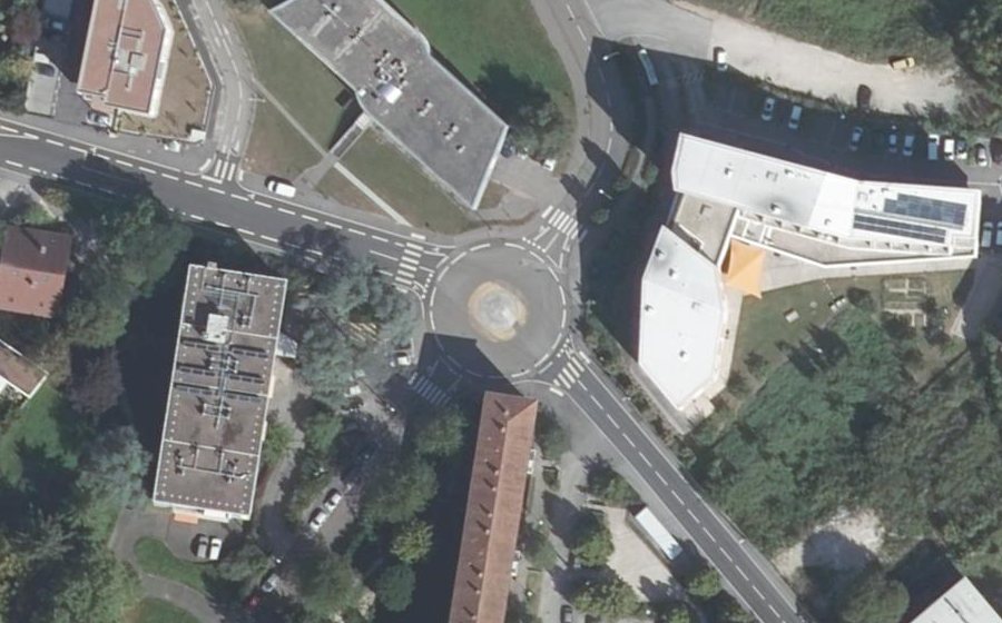 Vue aérienne du Rond-point anonyme n°620069073
