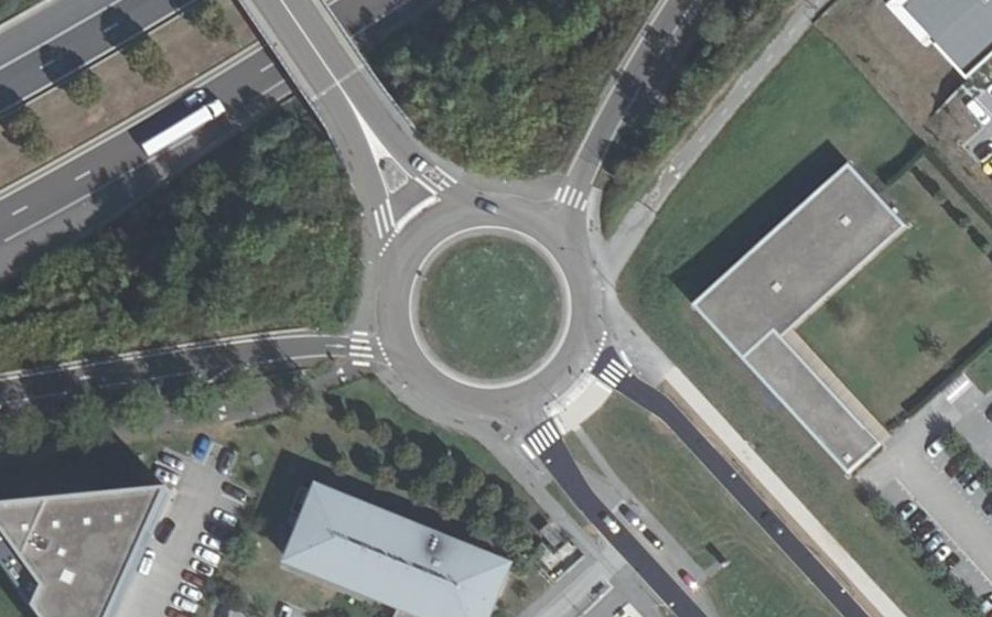 Vue aérienne du Rond-point anonyme n°620069081
