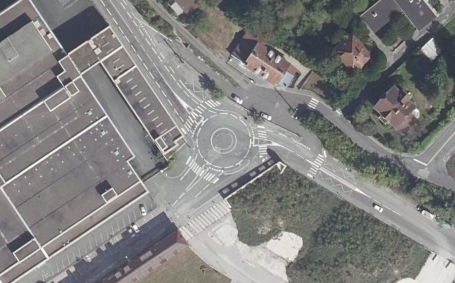Vue aérienne du Rond-point anonyme n°620069196