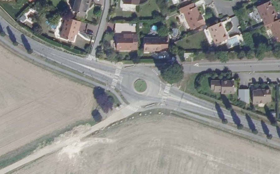Vue aérienne du Rond-point anonyme n°620107130