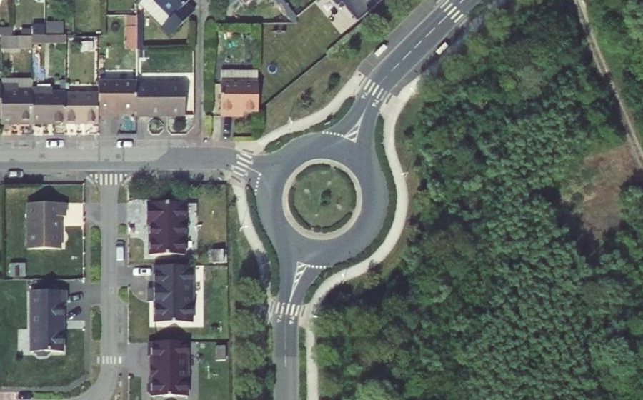 Vue aérienne du Rond-point anonyme n°620186031