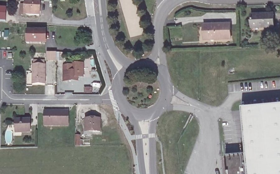 Vue aérienne du Rond-point anonyme n°620260693