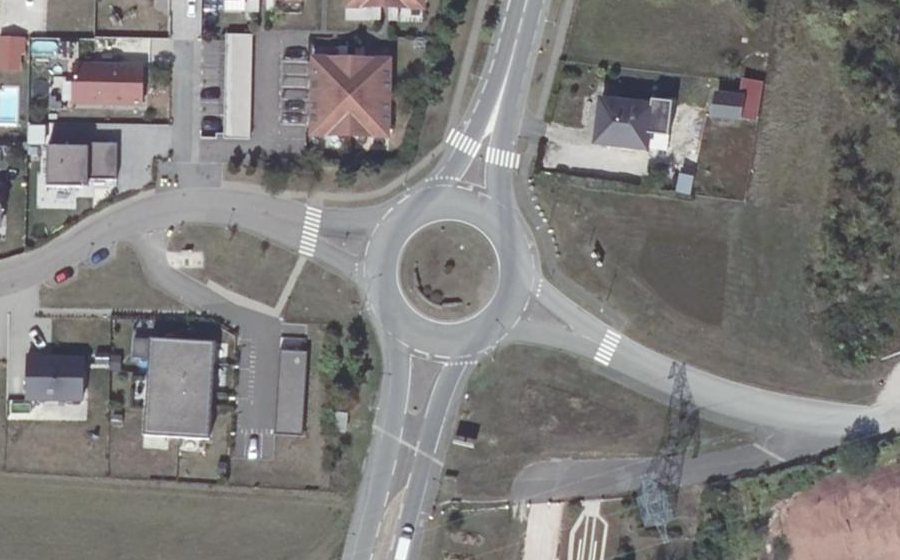 Vue aérienne du Rond-point anonyme n°620260694