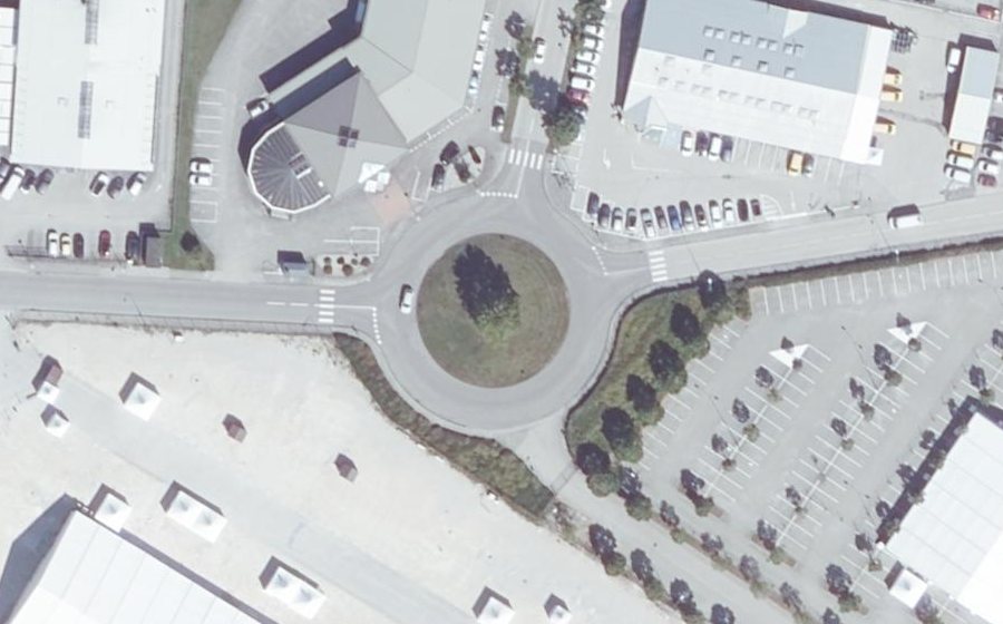 Vue aérienne du Rond-point anonyme n°620260749