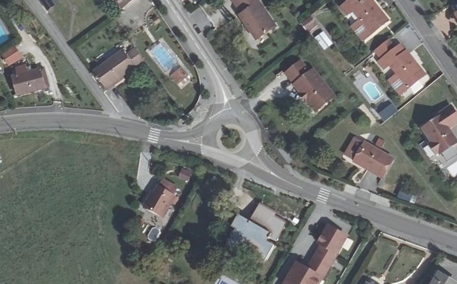Vue aérienne du Rond-point anonyme n°620260758