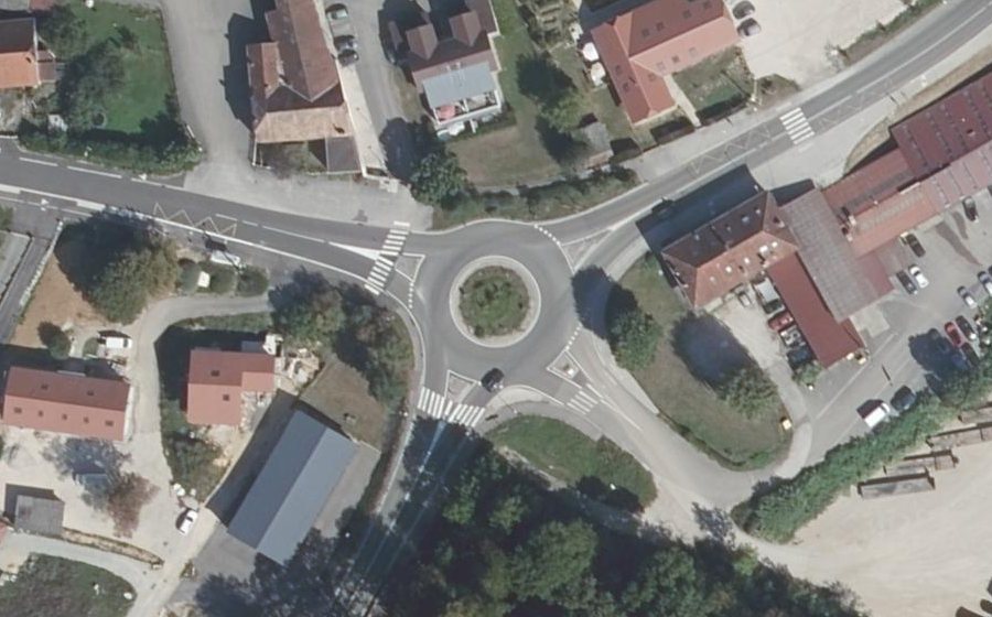 Vue aérienne du Rond-point anonyme n°620260762