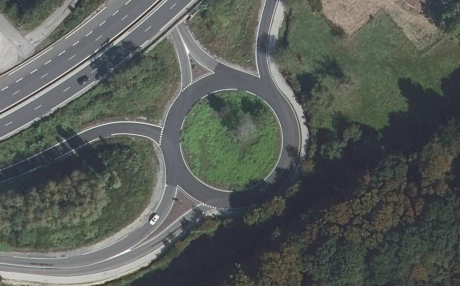 Vue aérienne du Rond-point anonyme n°620260767