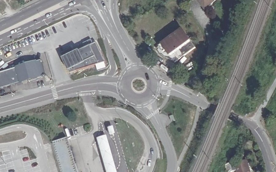 Vue aérienne du Rond-point anonyme n°620260776
