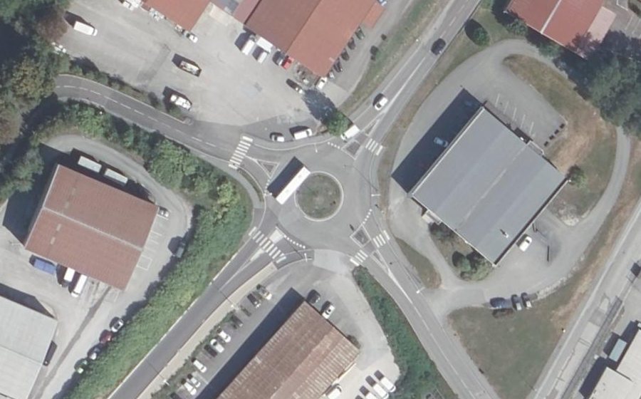 Vue aérienne du Rond-point anonyme n°620260782