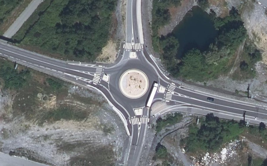 Vue aérienne du Rond-point anonyme n°620359163