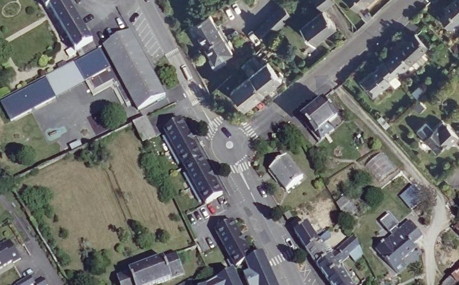 Vue aérienne du Rond-point anonyme n°620502058