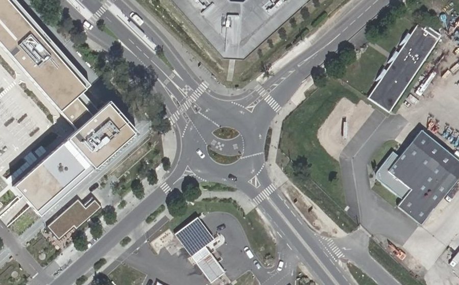 Vue aérienne du Rond-point anonyme n°620683818