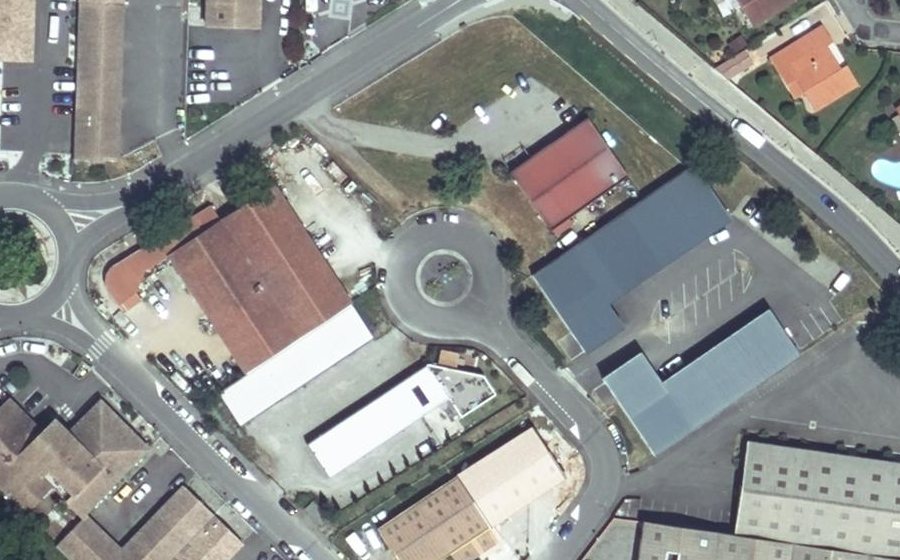 Vue aérienne du Rond-point anonyme n°620835939