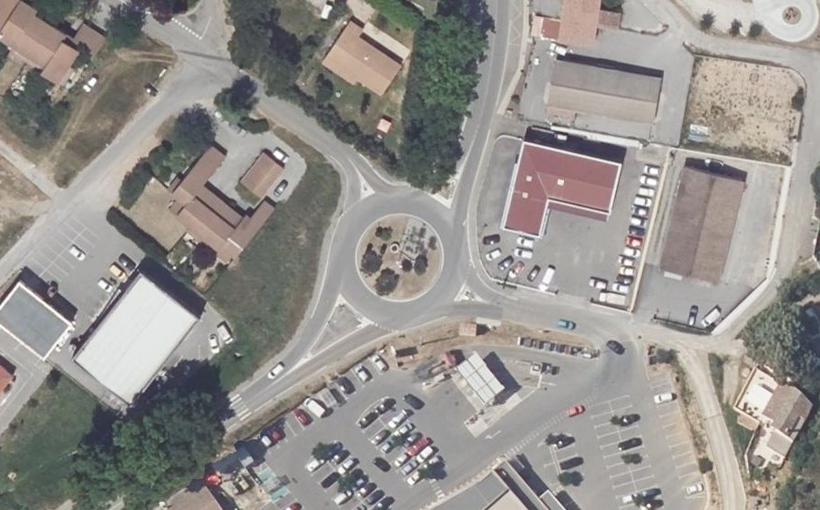 Vue aérienne du Rond-point anonyme n°620893947