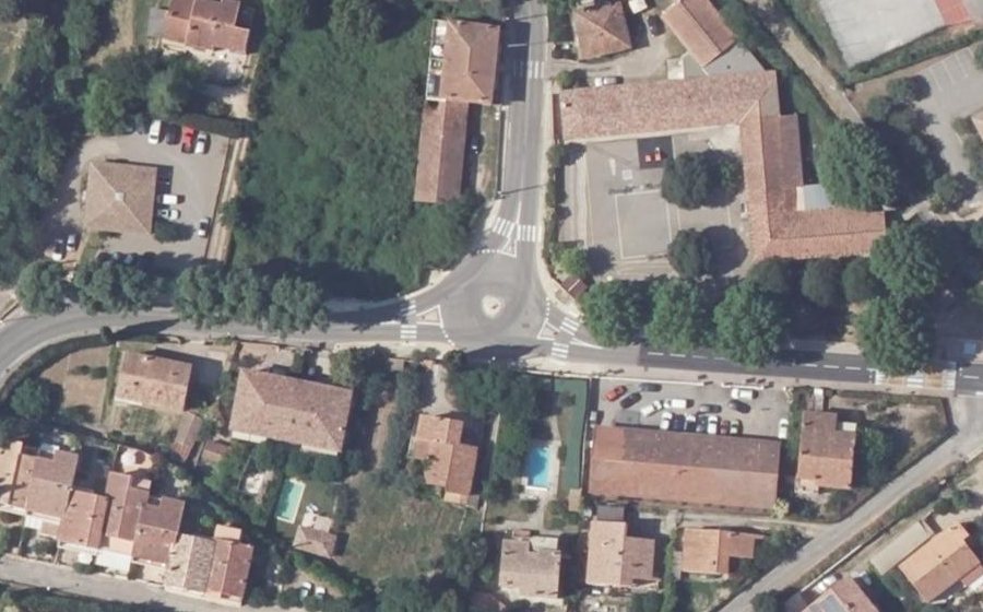 Vue aérienne du Rond-point anonyme n°620931325