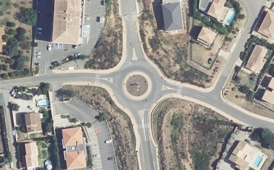 Vue aérienne du Rond-point anonyme n°620985303