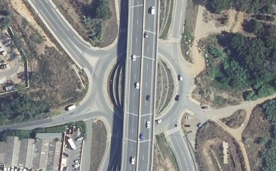 Vue aérienne du Rond-point anonyme n°620985311
