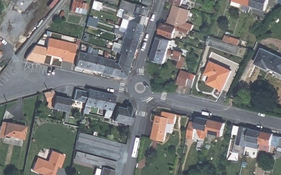 Vue aérienne du Rond-point anonyme n°621125829