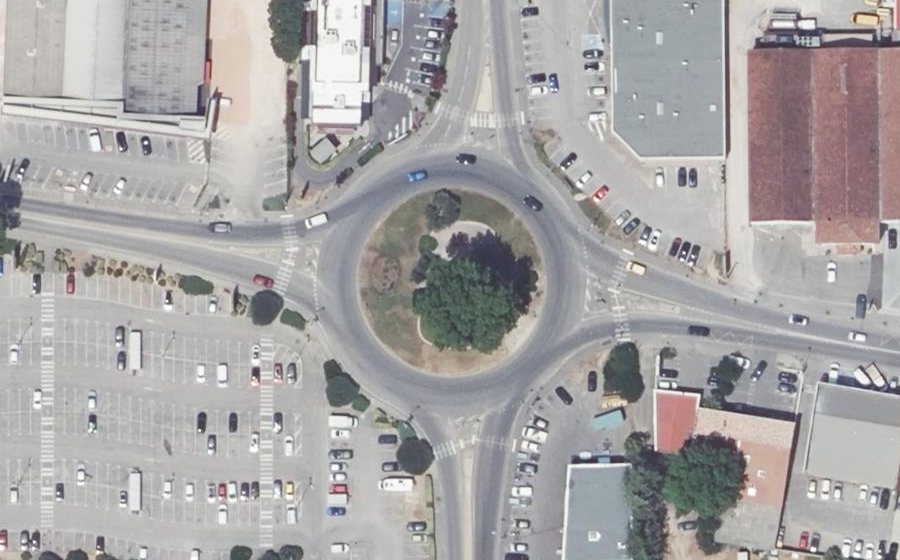 Vue aérienne du Rond-point anonyme n°621228398