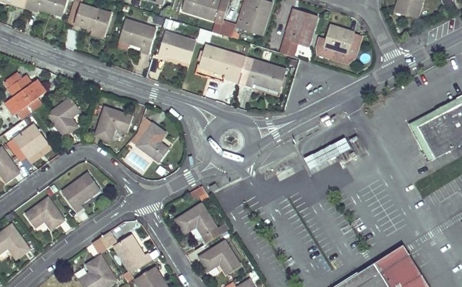 Vue aérienne du Rond-point anonyme n°621245429