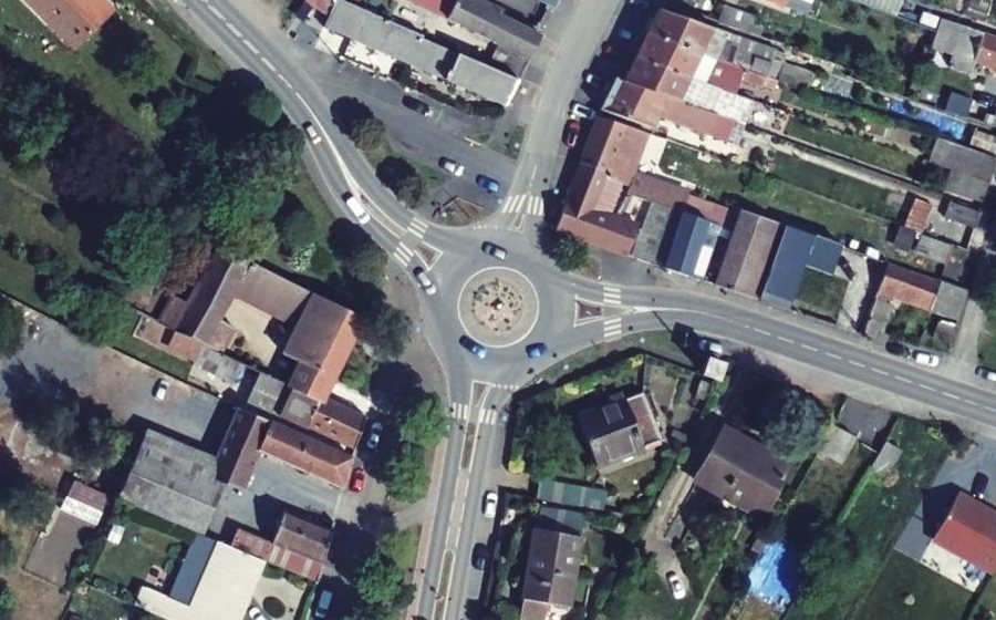 Vue aérienne du Rond-point anonyme n°62148737