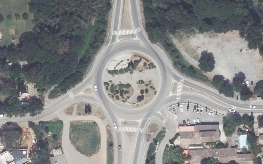 Vue aérienne du Rond-point anonyme n°621556326