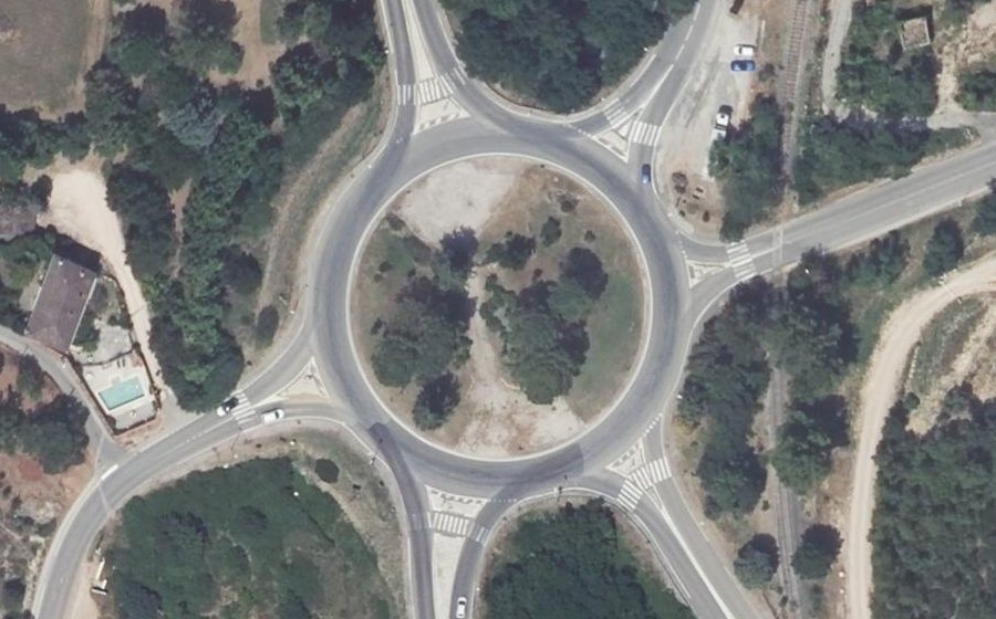 Vue aérienne du Rond-point anonyme n°621557637