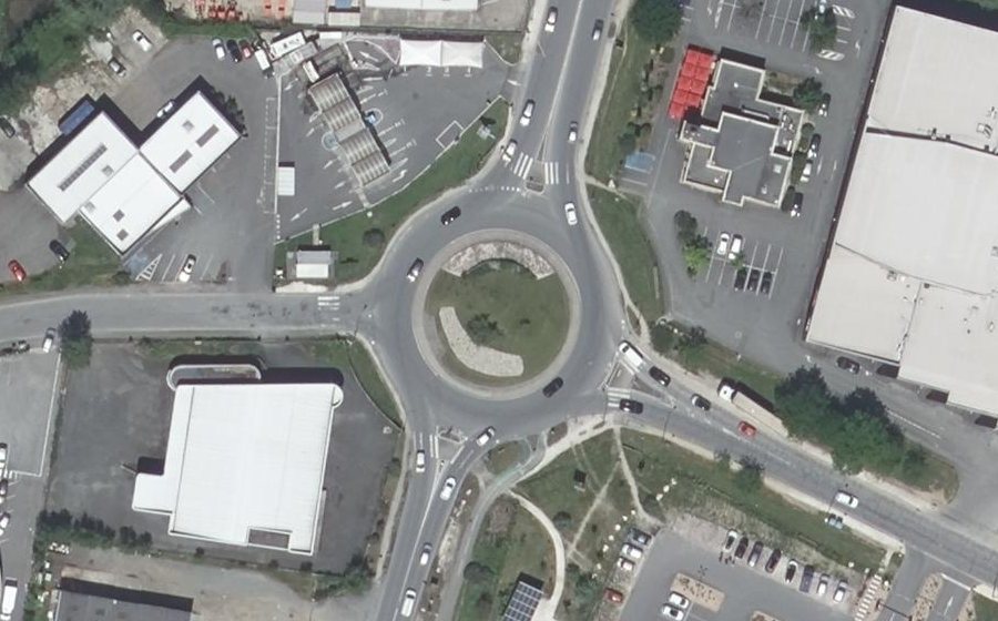 Vue aérienne du Rond-point anonyme n°621696908