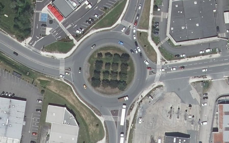 Vue aérienne du Rond-point anonyme n°621696910