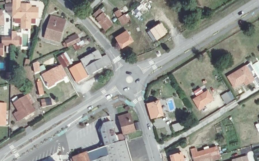 Vue aérienne du Rond-point anonyme n°621697456