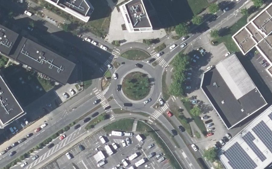 Vue aérienne du Rond-point anonyme n°621758339