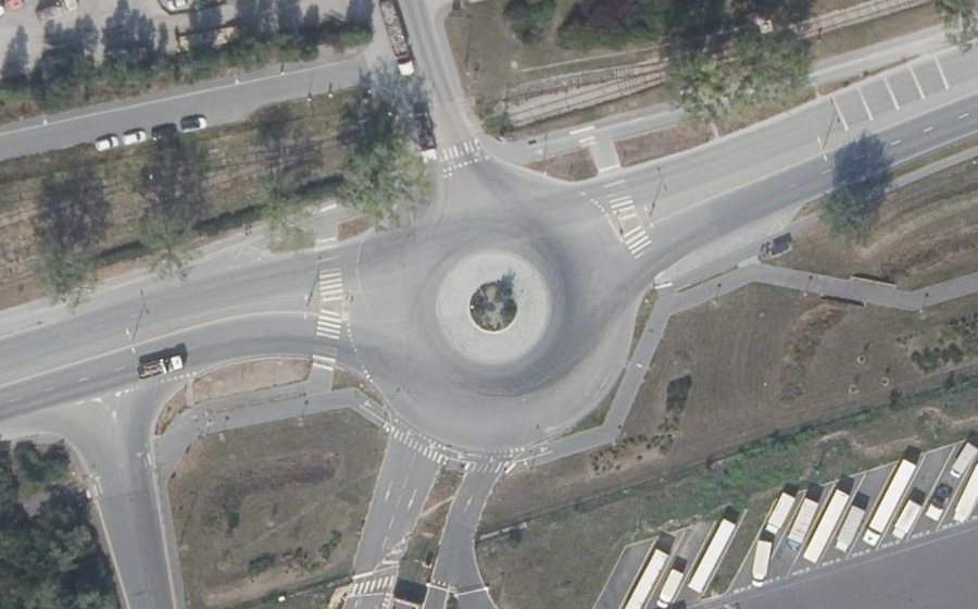 Vue aérienne du Rond-point anonyme n°621800533
