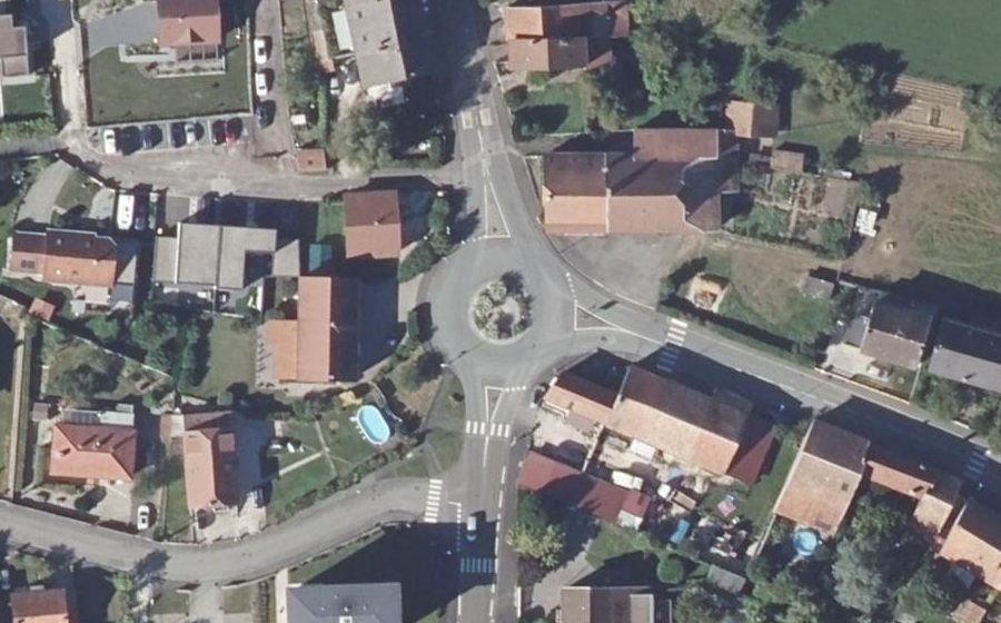 Vue aérienne du Rond-point anonyme n°62184388
