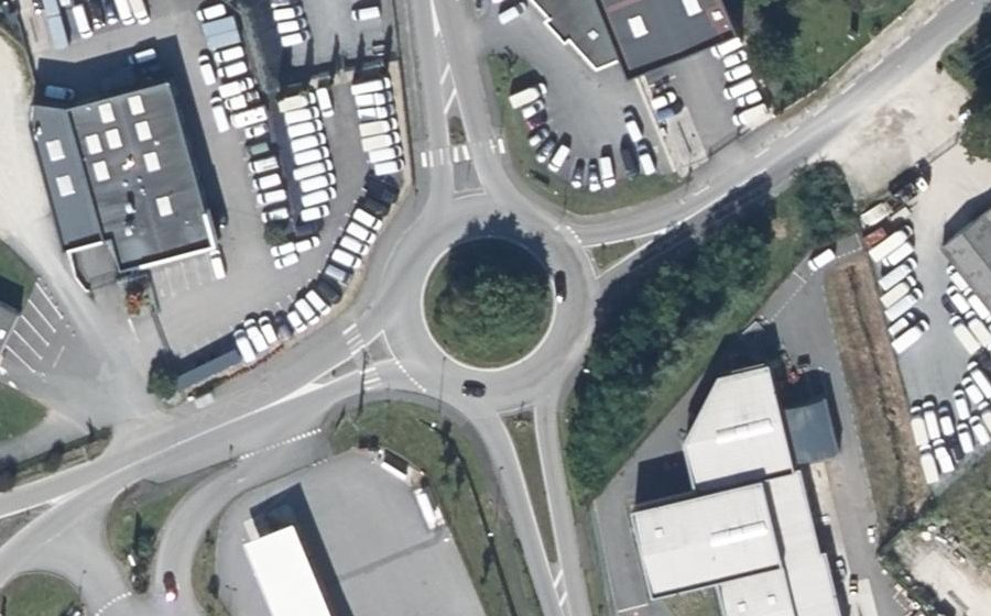 Vue aérienne du Rond-point anonyme n°621907564