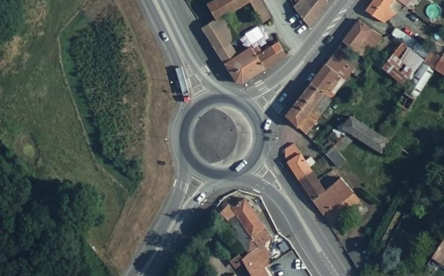 Vue aérienne du Rond-point anonyme n°622377206