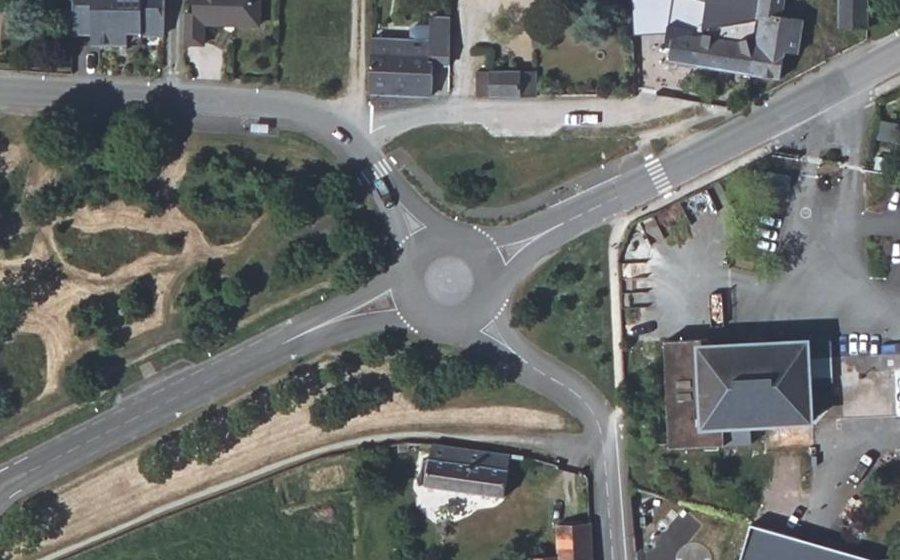 Vue aérienne du Rond-point anonyme n°622457976