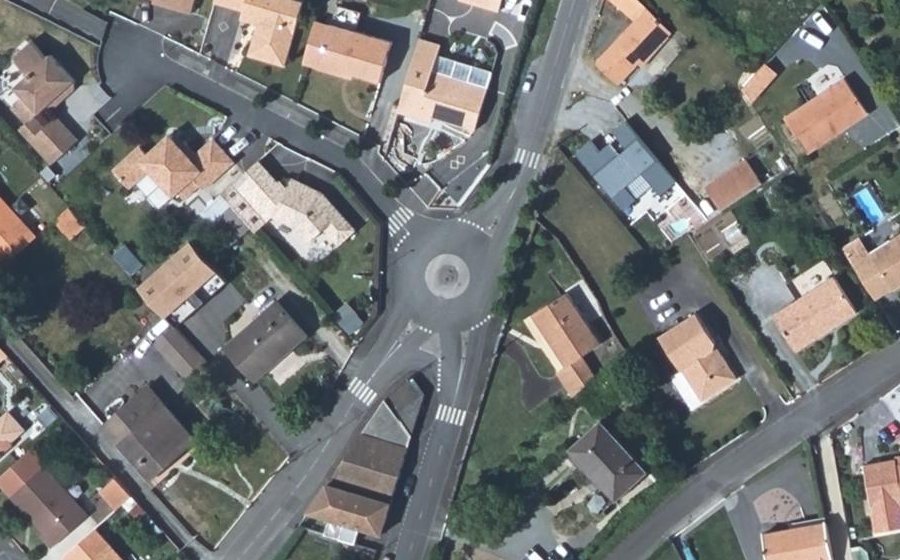Vue aérienne du Rond-point anonyme n°623024149